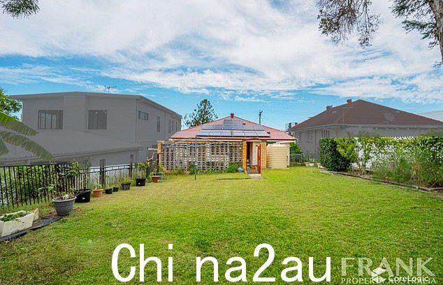 该物业没有家具,还配有太阳能电池板和空调,以及一个共用庭院
