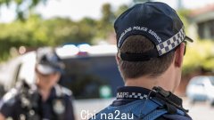 在 Toowoomba 北部涉嫌卡车被盗事件中，四名昆士兰警察受伤，三辆警车受损
