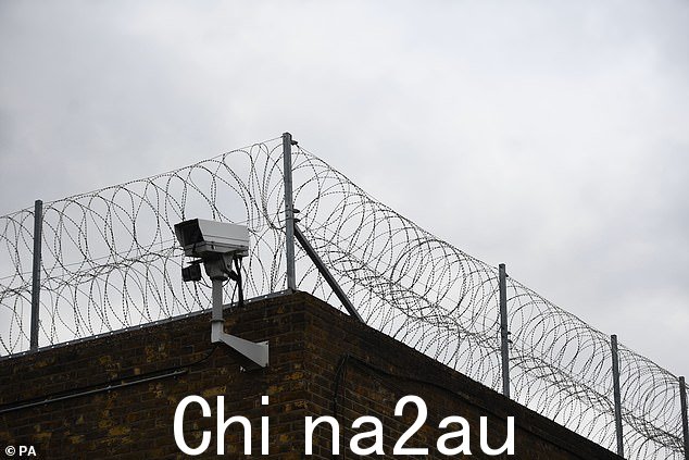 司法部长亚历克斯·乔克说,'公众希望外国罪犯应该在海外服刑——而不是在我们的监狱里以牺牲纳税人的利益为代价'