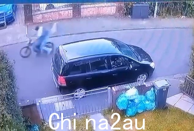 监控录像中可以看到男孩们在下午 5 点 59 分骑着自行车。五秒钟后,一辆警车跟在他身后