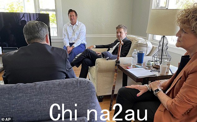 聆听:'这是我保持安静、聆听、观察代表整个内华达州的地方政府。'他写道,“见证并受到政策、法案和立法的欢迎,希望能更好地代表这个美丽的国家及其勤劳的公民,这是多么高兴和荣幸啊”
