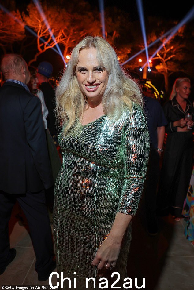 派对:Rebel Wilson 穿着闪闪发光的银色连衣裙在 Cap-Eden-Roc 酒店参加派对时笑容满面