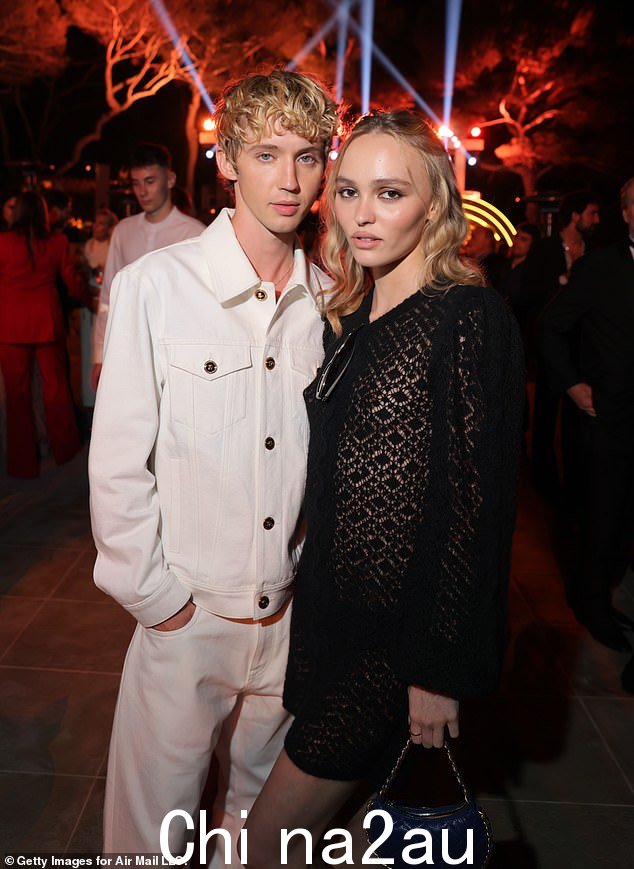 好朋友:Lily-Rose 的 The Icon 联合主演 Troye Sivan 加入了她的狂欢,他穿着白衬衫和相配的裤子剪裁了一个休闲的形象