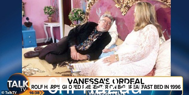 TV personality Vanessa费尔茨也作为罗尔夫哈里斯的受害者挺身而出。在这里,她在 1996 年采访了名誉扫地的恋童癖者。罗尔夫·哈里斯 (Rolf Harris) 的受害者。这幅照片是她在 1996 年采访这位名誉扫地的恋童癖者</p> “https://i.dailymail.co.uk/1s/2023/05/23/22/71327875-12116229-Feltz_said_that_she_was_forced_to_put_a_blue_pillow_between_them-a-7_1684875748621.jpg” height=