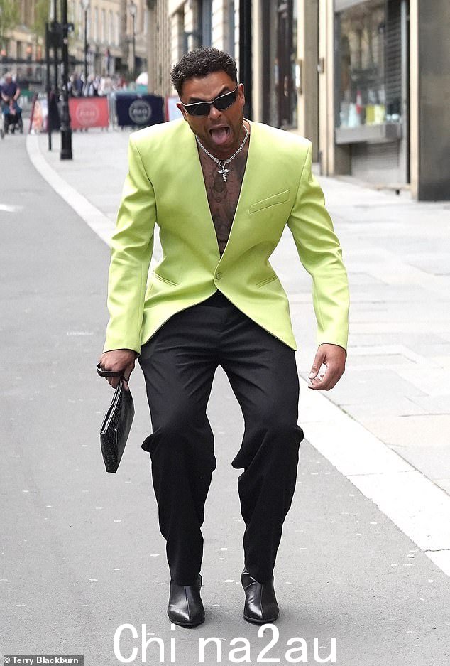 俏皮:长期担任 Geordie Shore 演员的 Nathan Henry 选择了一件石灰绿西装外套和一条黑色长裤搭配相配的靴子