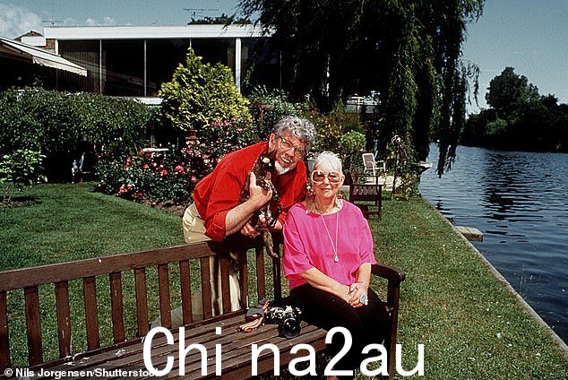 他们在河边的家拥有风景如画的花园区,可以俯瞰河流