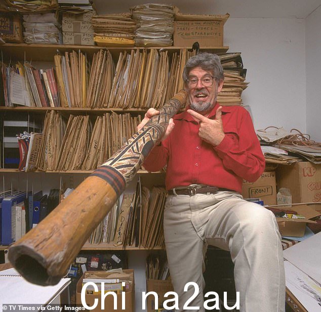 艺术家和电视节目主持人哈里斯在家里用迪吉里杜管拍摄,大约 1991