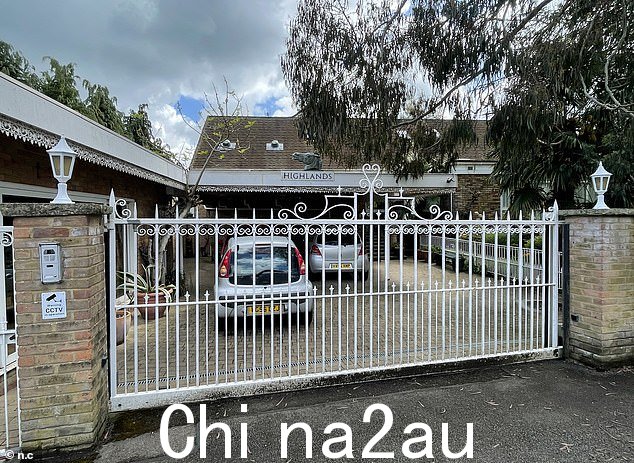 这个名誉扫地的艺人家的前面在他的前车道的屋顶上有一个马头