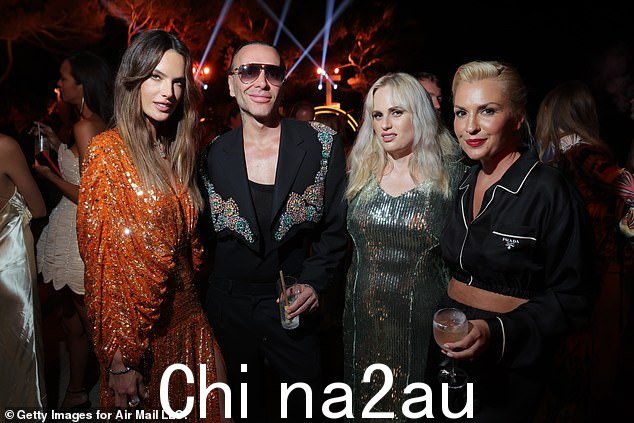 她的未婚妻 Ramona Agruma(最右边)和超级名模 Alessandra Ambrosio 和 Matheus Mazzafera(最左边和中间左边)加入了狂欢节