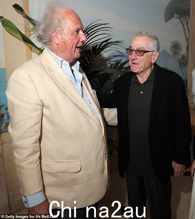 他和前名利场编辑 Graydon Carter 开怀大笑
