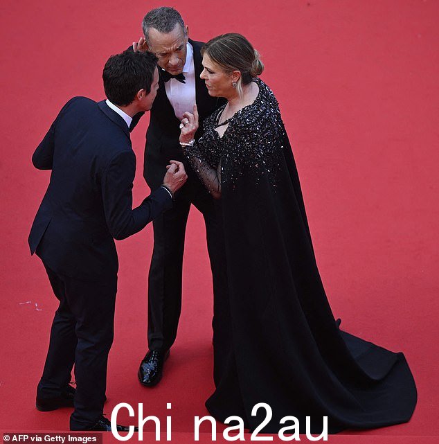 加热?可以看到女演员兼制片人丽塔在与该男子交谈时将她的手举在身前,该男子被认为是活动中的一名工人