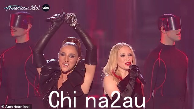 她加入了在偶像歌手 Nutsa Buzaladze(左)的舞台上,她与歌手一起演唱了她的超级热门歌曲 Can't Get You Out Of My Head