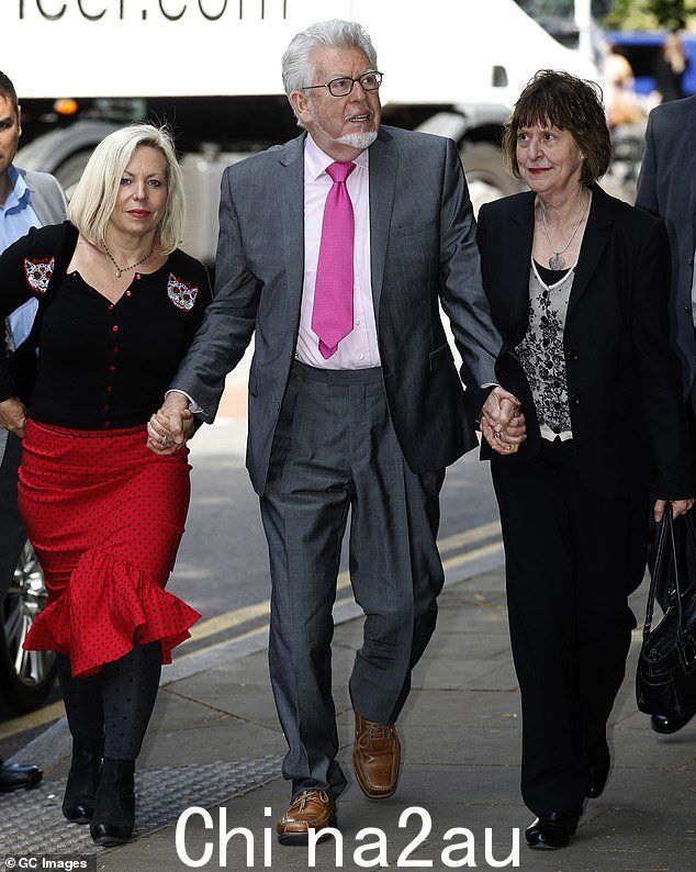 Rolf Harris(图为 2014 年与女儿 Bindi 和侄女 Jenny 一起抵达南华克皇家法院)因 12 项猥亵罪被判有罪