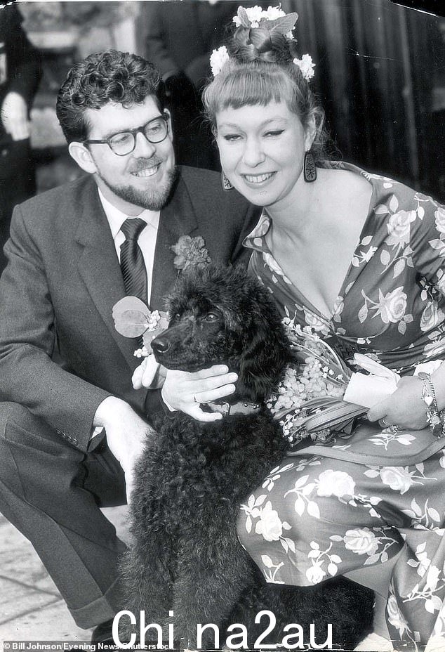 Harris、Alwen 和他们的贵宾犬 Puggy 在伦敦帕丁顿的圣救世主教堂举行婚礼。 Puggy 是伴娘