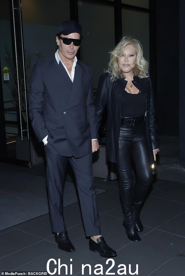 脱颖而出!瑞士“猫女”乔斯林·威尔登斯坦 (Jocelyn Wildenstein) 与未婚夫劳埃德·克莱因 (Lloyd Klein) 享受浪漫的晚餐约会时,炫耀了她著名的紧致容貌