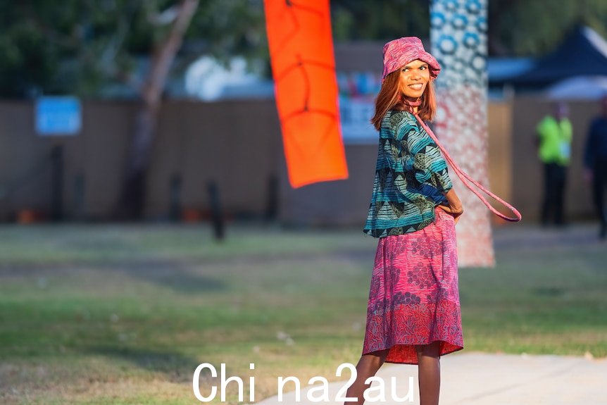 一名土著妇女在模特跑道上摆姿势