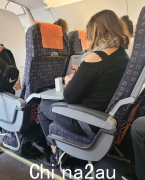 精彩的！澳洲女子飞机上涂指甲油3小时 多乘客不劝阻：“我在涂top coat”（图）