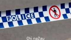 据称，一名男子在悉尼下北岸被警察开枪打死，他拿着两把“厨师刀”向警察“奔跑”