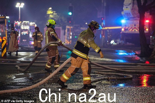 2023 年 5 月 25 日,消防人员在悉尼一栋建筑发生火灾的现场工作