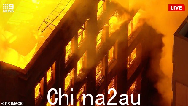 上图是悉尼CBD着火大楼的航拍图,中央车站旁边