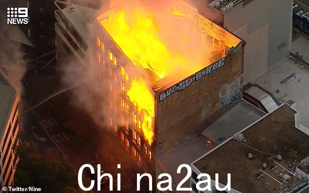 大火已经蔓延到第二栋楼,并威胁到附近的住宅楼