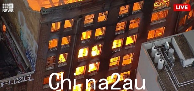 几乎建筑物的每个房间都着火了,而墙壁和屋顶正在倒塌到下面的街道上