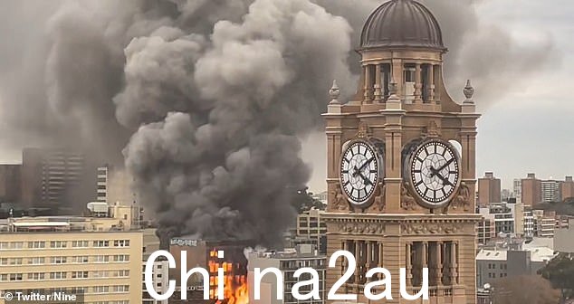 周四下午出现了令人震惊的景象,显示位于 Surry Hills 伊丽莎白街拐角处 Randle Lane 的建筑物正在燃烧