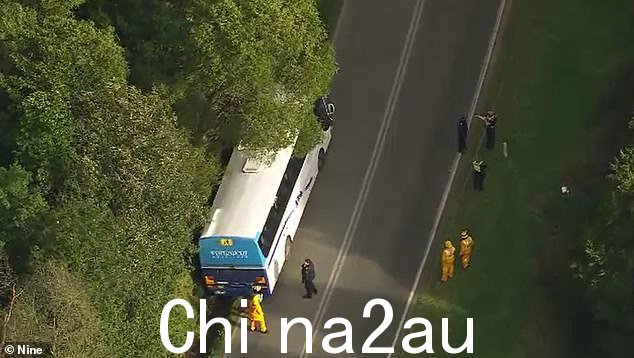 紧急服务留在校车下路堤现场