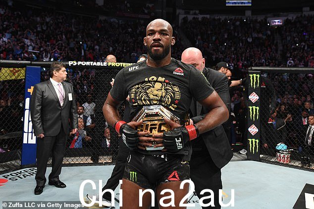 Fury 与 Jon Jones(如图)在社交媒体上就谁是“地球上最坏的人”进行了长时间的反复讨论