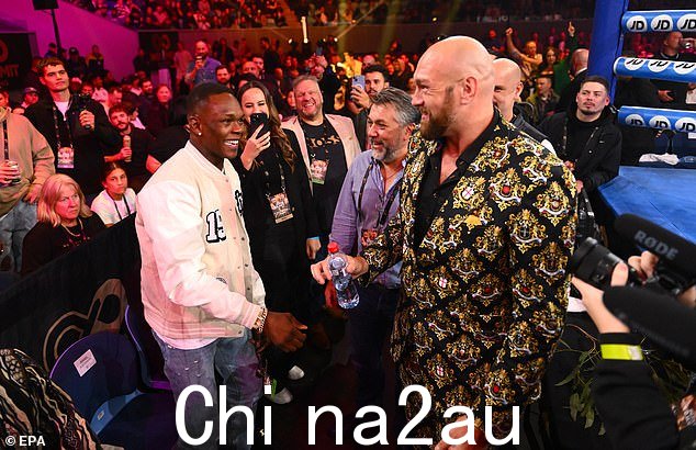 'The Gypsy King' 揉了揉肩膀与 UFC 冠军 Israel Adesanya(如图)和 Alexander Volkanovsi 一起参加他的朋友约瑟夫帕克的拳击比赛