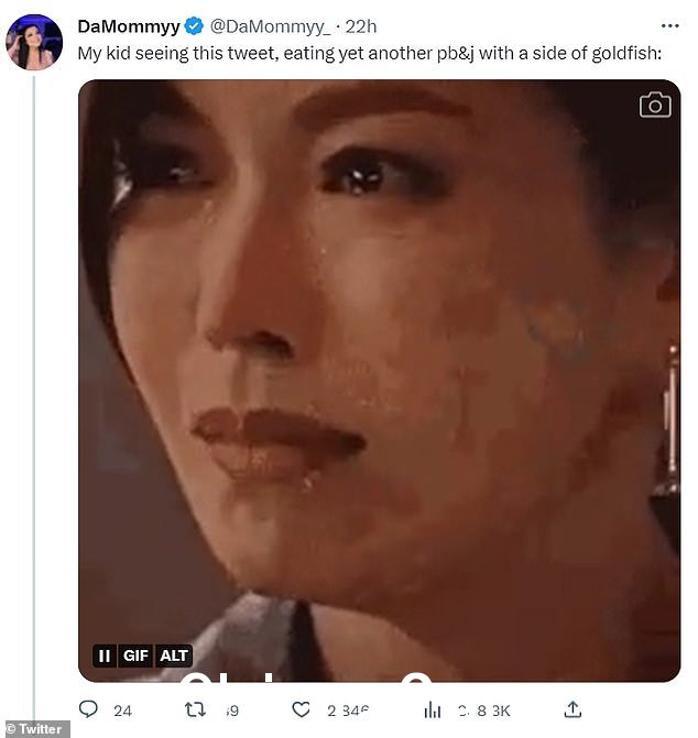 粉丝回应:用户名为@DaMommyy_ 添加了一个 GIF 并说,'我的孩子看到这条推文,又吃了一个 pb&j side of goldfish'