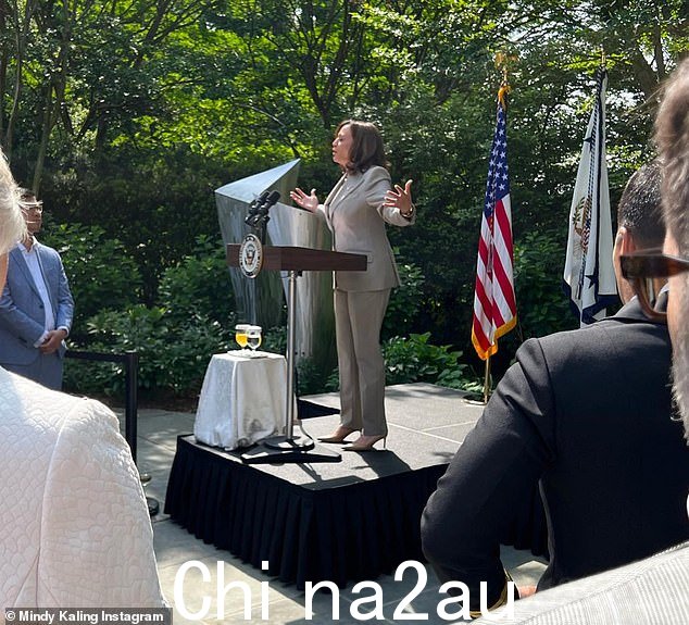 她继续说:'我真的很爱这两位领导人,认为他们除了是伟大的公民之外,还是一对伟大的夫妻。大家 AAPI 月快乐!'