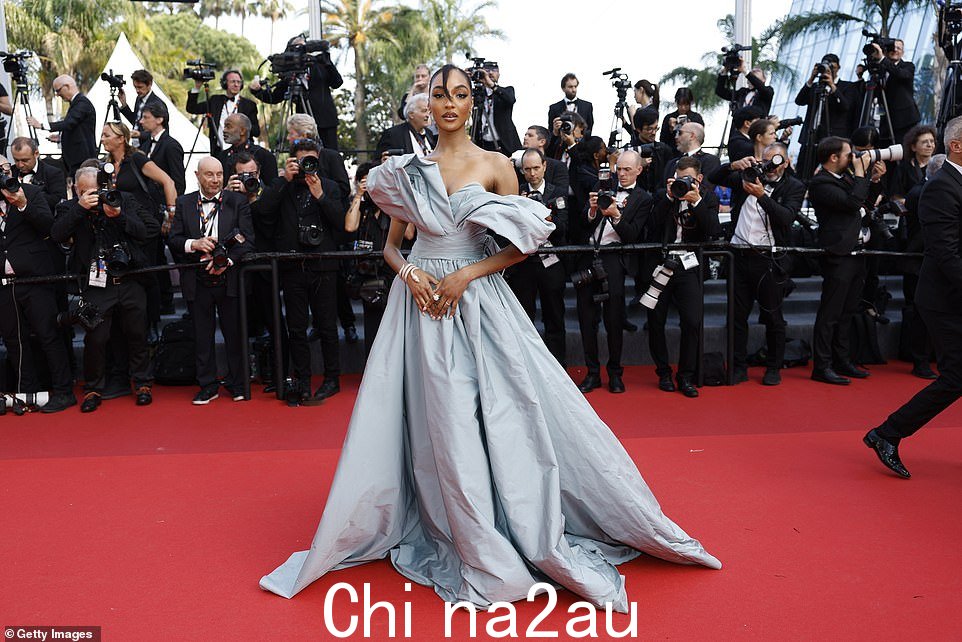 全明星:Jasmine 与模特 Jourdan Dunn 一起穿着淡蓝色 Elie Saab SS21 高级定制礼服看起来惊艳