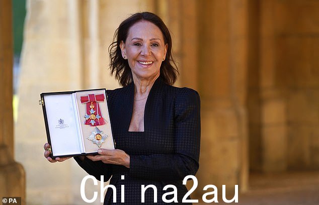 Dame Arlene 曾这样评价 Strictly 参赛者 Fiona Phillips,她的舞蹈“就像她的脚被粘在糖浆里一样”,她是该节目历史上最糟糕的参赛者。图为:Dame Arlene 于 2022 年在温莎城堡接受了她的 CBE