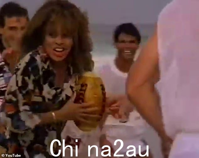 Tina Turner,在她传奇的 1990 年橄榄球联赛广告中描绘了在沙滩上打橄榄球联赛的照片,在帮助足球队度过难关时发挥了主导作用