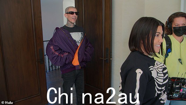 '你真的在排卵吗,'科洛问道。 “是的,我是,”Kourtney 自信地回答,同时她脱下麦克风包并将其放在椅子上
