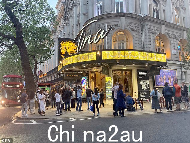 今晚在西区观看音乐剧的歌迷在演出间隙获悉她的死讯,当时演员们登台向观众宣布“非常情绪化”的消息