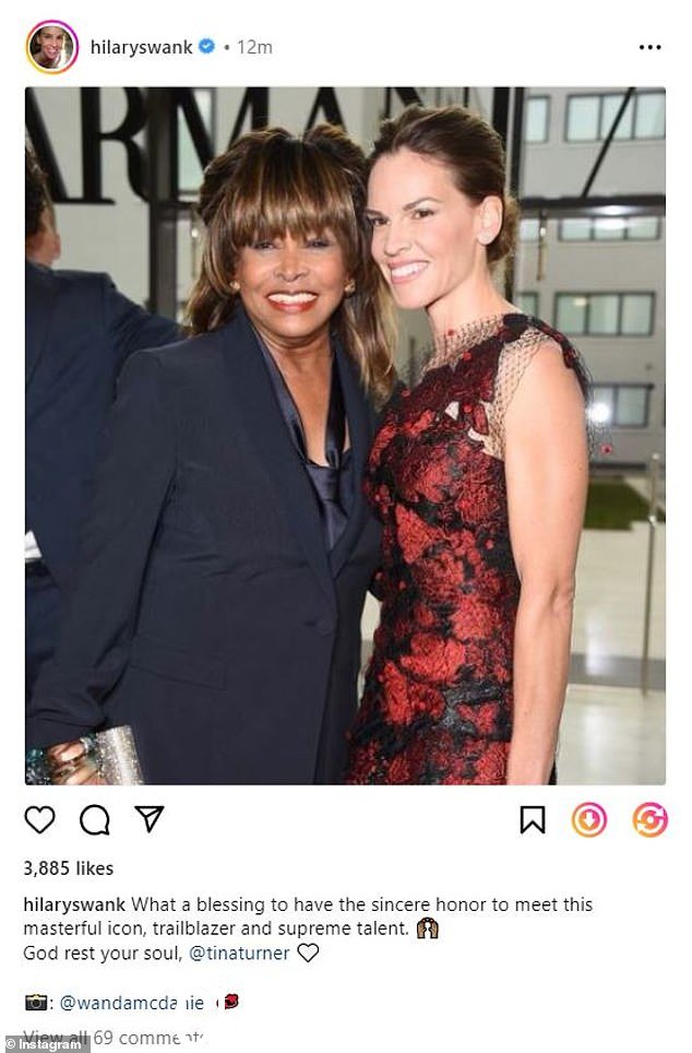 荣幸:奥斯卡金像奖得主希拉里·斯万克 (Hilary Swank) 附上了一张她与特纳合影的照片。 '能有幸见到这位大师级的偶像、开拓者和至高无上的天才,真是太幸运了'