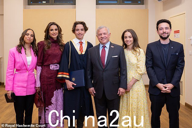一家人在庆祝高中毕业时喜气洋洋。图中从左到右:萨尔玛公主、拉尼娅王后、哈希姆王子、阿卜杜拉二世、伊曼公主和侯赛因王储