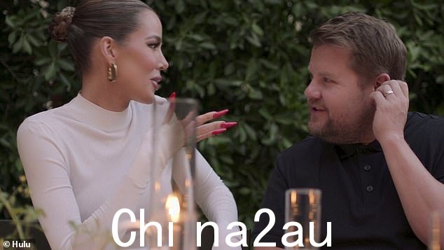 好朋友:这位前深夜秀明星,44 岁,参加了 Kendall Jenner 的 818 龙舌兰酒活动,有人看到他和 Khloe Kardashian 聊天