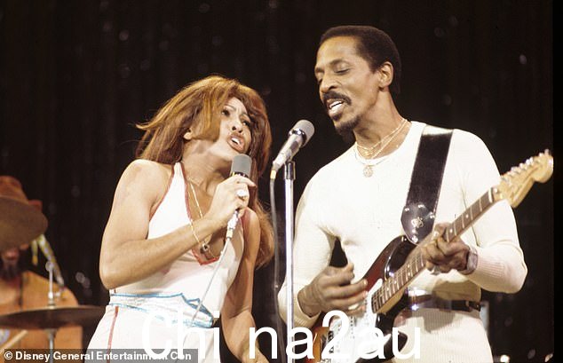 蒂娜和艾克在 1973 年 11 月一起表演的照片。大约在这个时候,蒂娜开始尝试不同的颜色