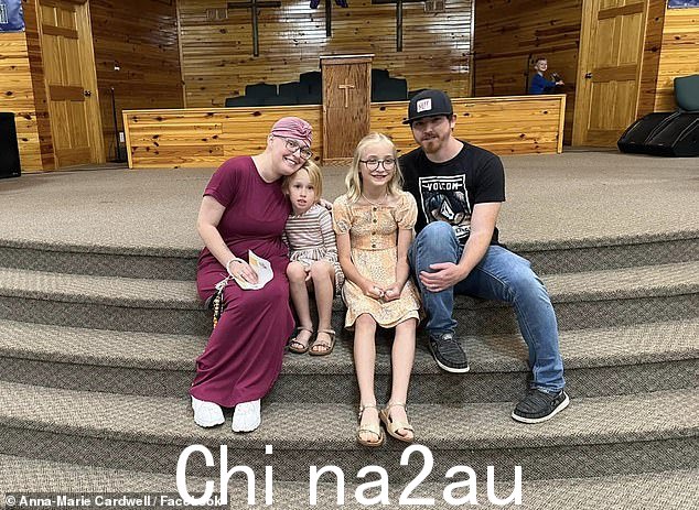 Sweet:在女儿毕业之际,安娜分享了她拥抱凯特琳和她七岁的小女儿凯莉以及男友埃尔德里奇托尼的照片