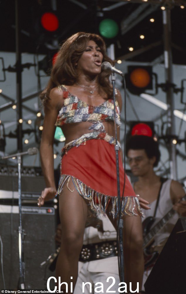 Tina Turner 和 Ike 在 ABC 电视连续剧“In Concert”中组成,她穿着一件腰部有镂空细节的多色连衣裙