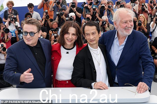 友好:她在拍照时单独摆姿势,并与她的搭档 Benoit Magimel、Pierre Gagnaire 和导演 Tran Anh Hung 一起合影
