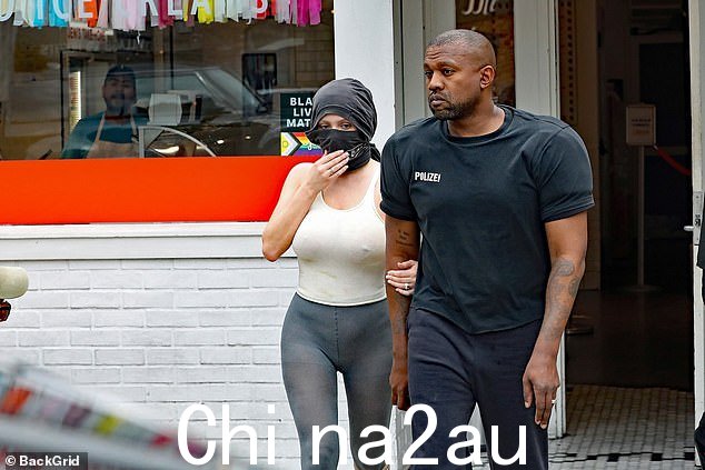 他们是怎么认识的:Bianca 自 2020 年 11 月加入公司以来一直受雇于 West 的 Yeezy 品牌