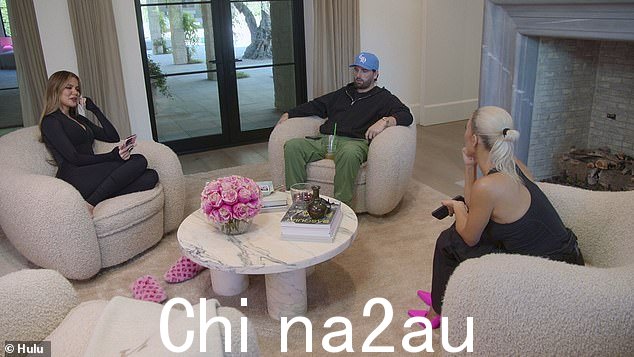周四,她在 Hulu 的 The Kardashians 第三季首映中与金·卡戴珊 (Kim Kardashian) 和斯科特·迪斯克 (Scott Disick) 一起闲逛时公开谈论“交易”体验