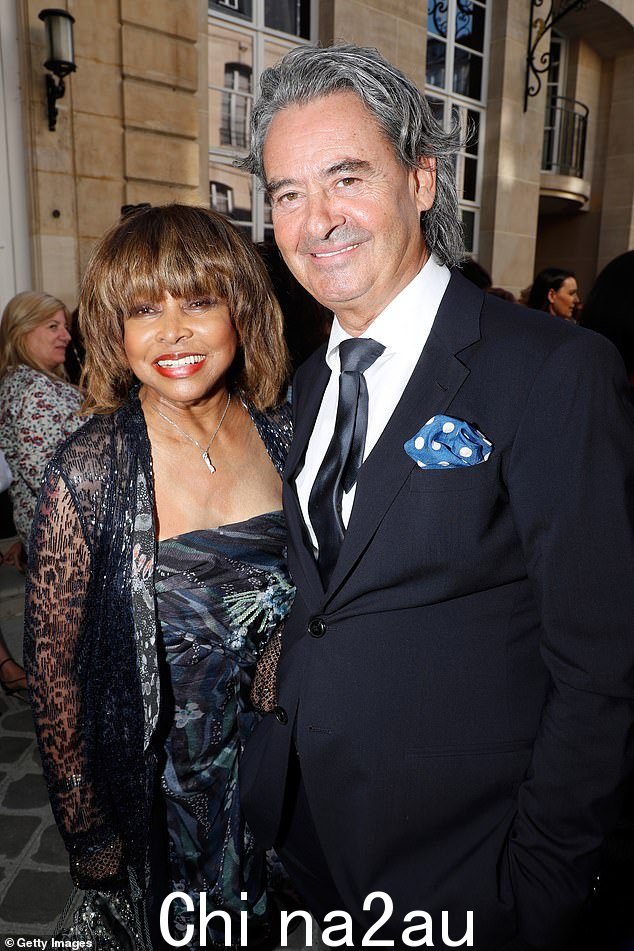 Tina Turner 与她的丈夫 Erwin Bach 在 2018 年 7 月 3 日巴黎时装周的 Giorgio Armani Prive Haute Couture 2018/2019 秋冬秀场合影