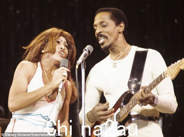 那是当时:Ike 和 Tina Turner 被拍到在 1973 年一起表演