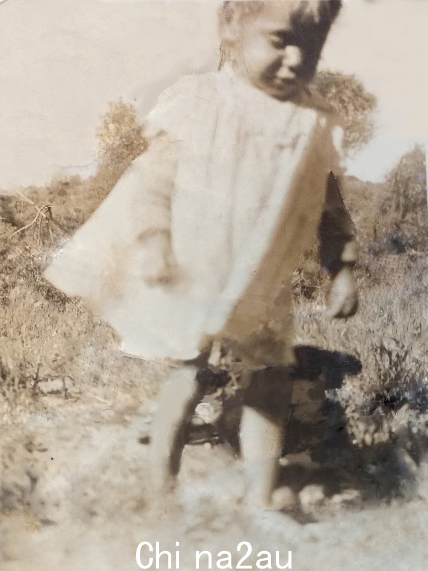 一个穿着飘逸连衣裙的年轻土著女孩。