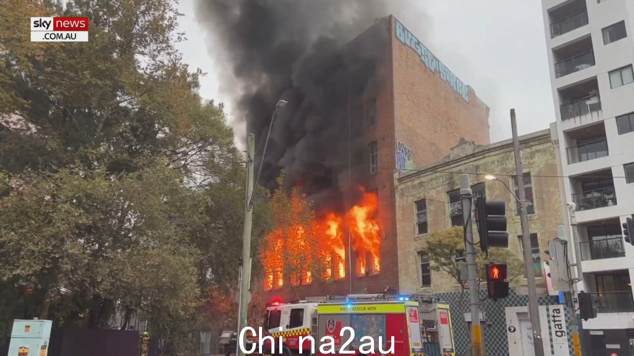 '人间地狱' : 巨大的悉尼建筑大火导致墙壁倒塌